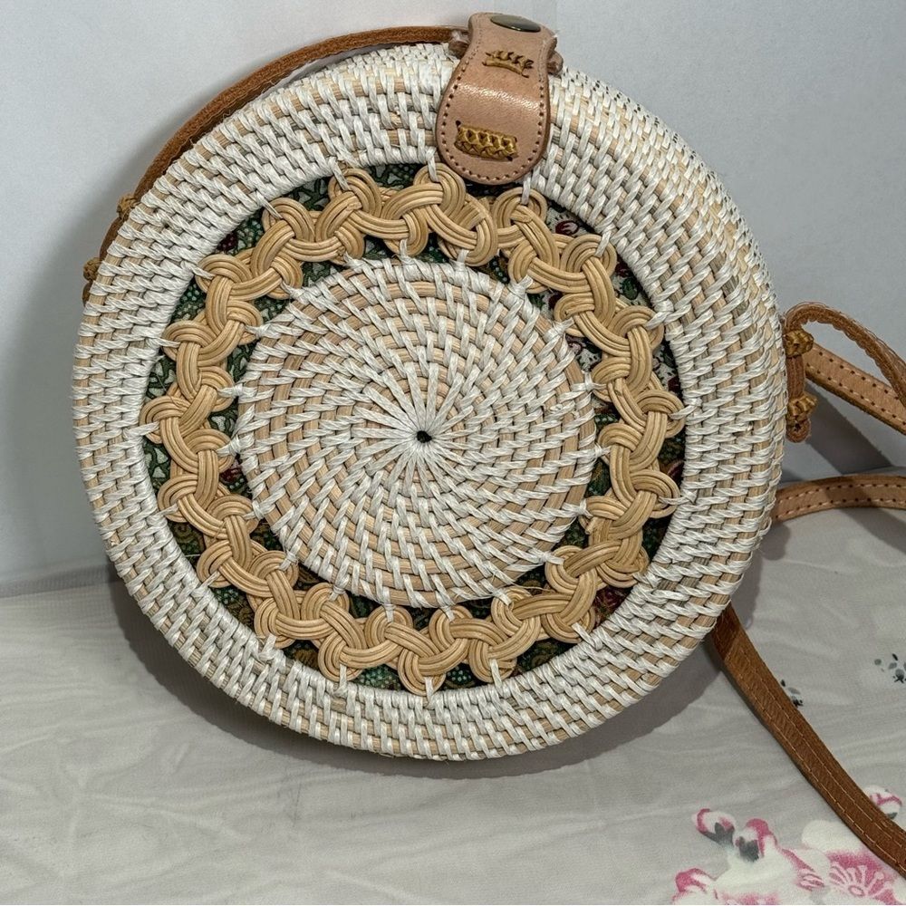 WOVEN RATTAN DETAIL  ROUND CROSSBODY BAG W/LEATHER ACCENT